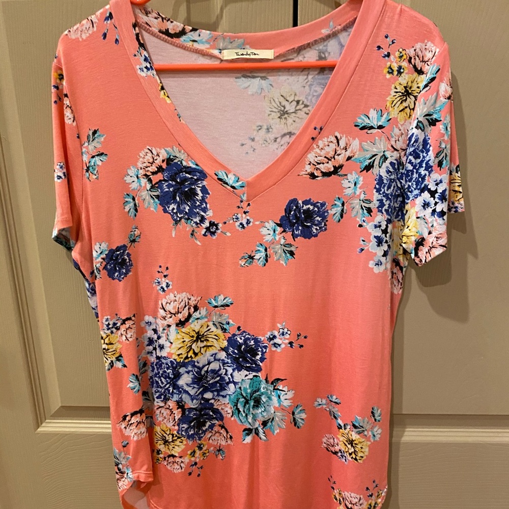 Cute and soft floral spring shirt. Size Medium